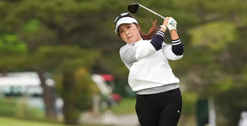 青木瀬令奈のフェアウェイウッドスイング(斜め前方)連続写真【2022年ダイキンオーキッドレディスゴルフトーナメント】