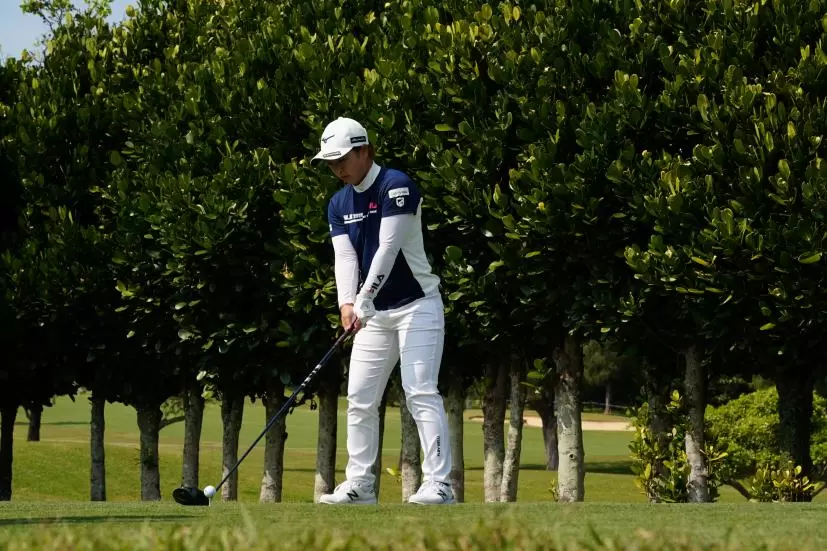 西郷真央のドライバースイング（斜め前方）連続写真【2022年ダイキンオーキッドレディスゴルフトーナメント】