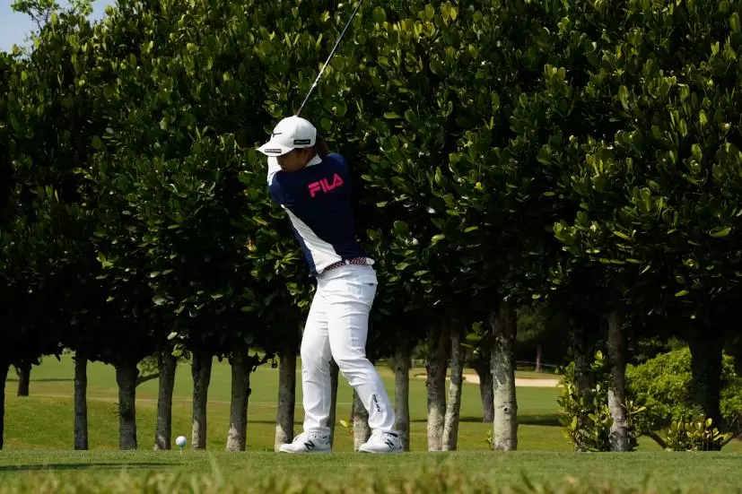 西郷真央のドライバースイング（斜め前方）連続写真【2022年ダイキンオーキッドレディスゴルフトーナメント】