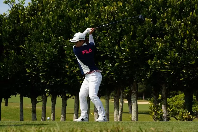 西郷真央のドライバースイング（斜め前方）連続写真【2022年ダイキンオーキッドレディスゴルフトーナメント】