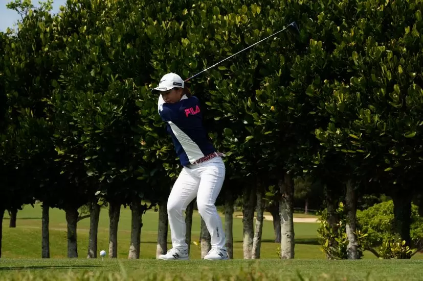 西郷真央のドライバースイング（斜め前方）連続写真【2022年ダイキンオーキッドレディスゴルフトーナメント】