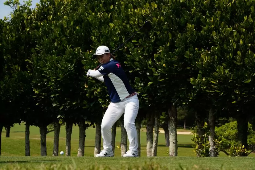 西郷真央のドライバースイング（斜め前方）連続写真【2022年ダイキンオーキッドレディスゴルフトーナメント】