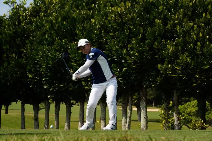 西郷真央のドライバースイング（斜め前方）連続写真【2022年ダイキンオーキッドレディスゴルフトーナメント】