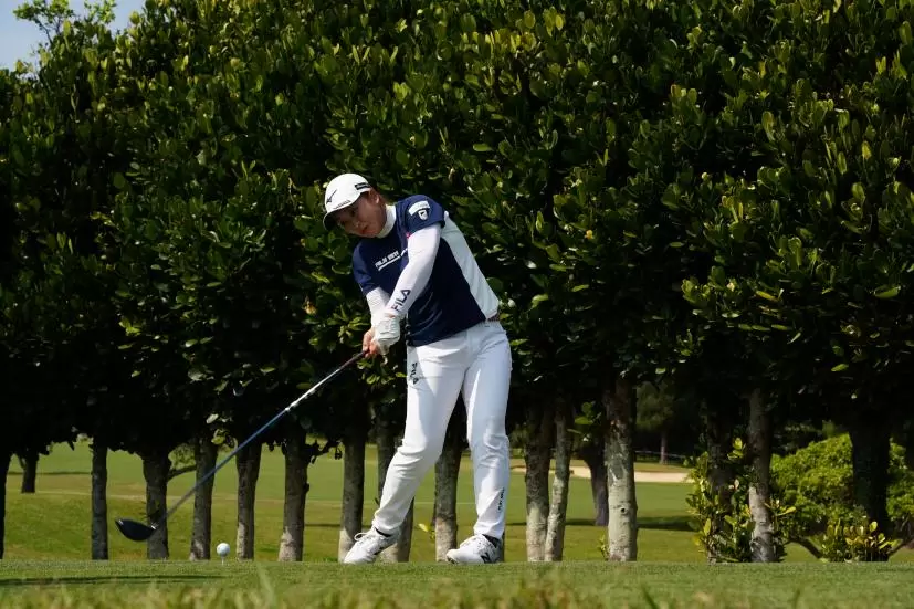 西郷真央のドライバースイング（斜め前方）連続写真【2022年ダイキンオーキッドレディスゴルフトーナメント】