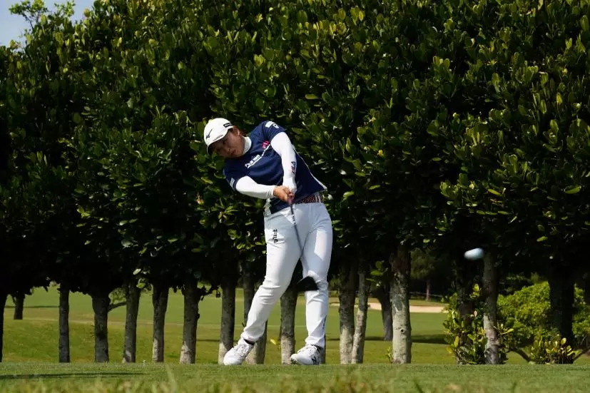 西郷真央のドライバースイング（斜め前方）連続写真【2022年ダイキンオーキッドレディスゴルフトーナメント】