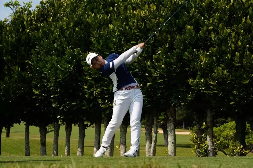 西郷真央のドライバースイング（斜め前方）連続写真【2022年ダイキンオーキッドレディスゴルフトーナメント】