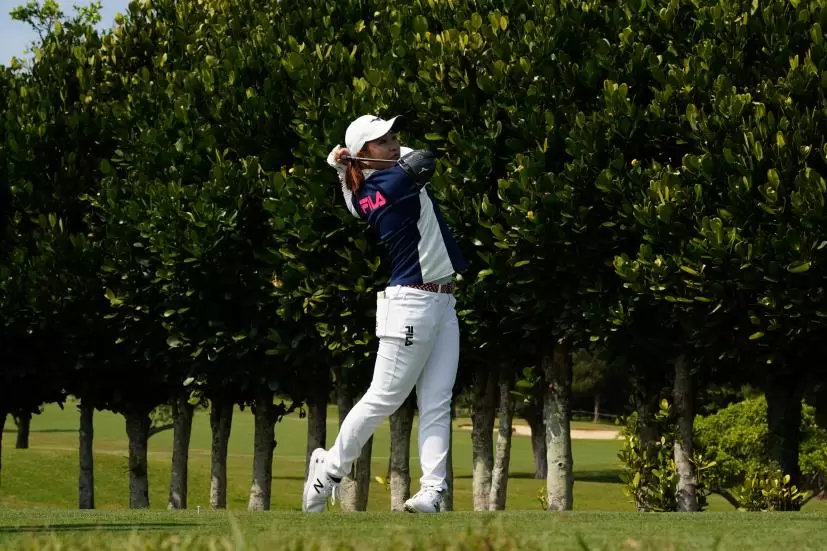 西郷真央のドライバースイング（斜め前方）連続写真【2022年ダイキンオーキッドレディスゴルフトーナメント】