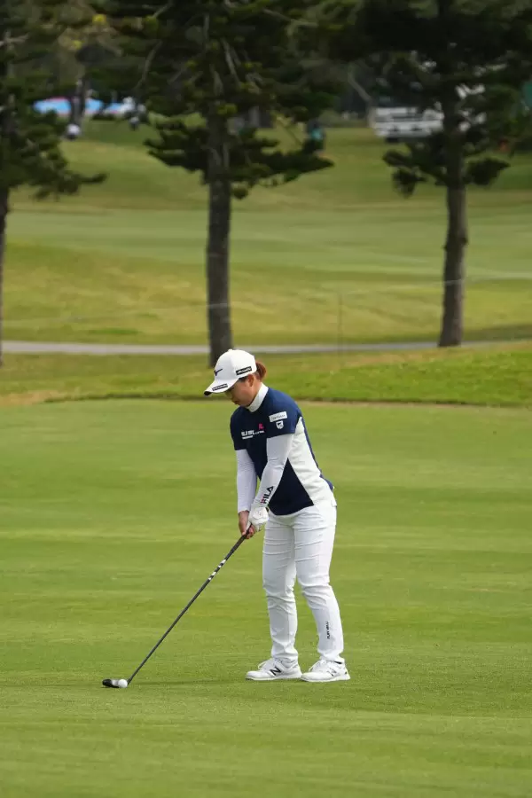 西郷真央のフェアウェイウッドスイング（斜め前方）連続写真【2022年ダイキンオーキッドレディスゴルフトーナメント】