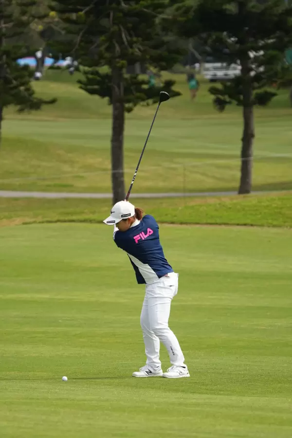 西郷真央のフェアウェイウッドスイング（斜め前方）連続写真【2022年ダイキンオーキッドレディスゴルフトーナメント】