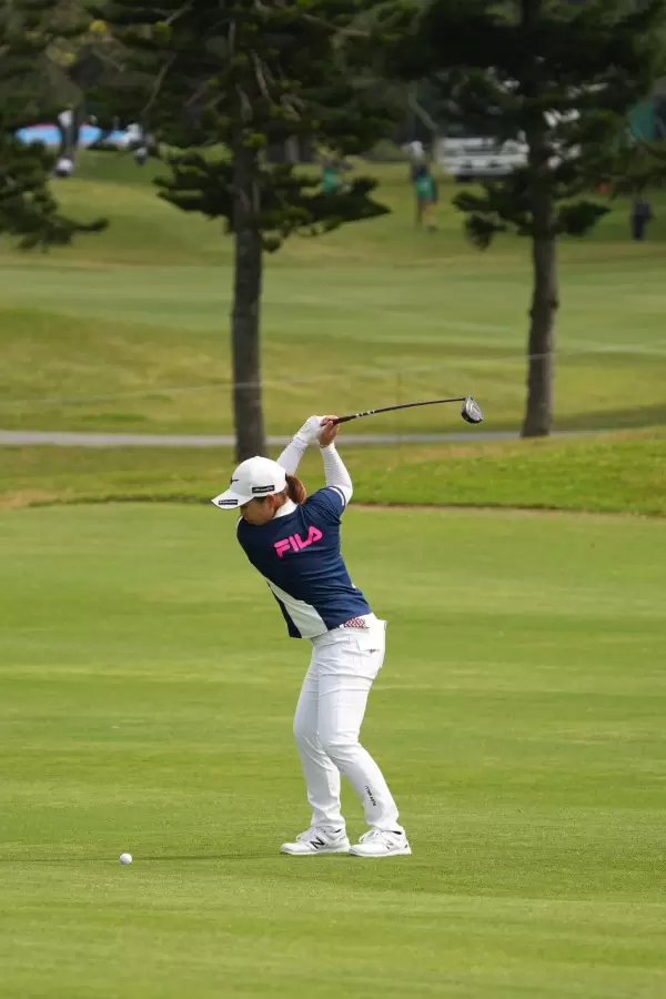 西郷真央のフェアウェイウッドスイング（斜め前方）連続写真【2022年ダイキンオーキッドレディスゴルフトーナメント】