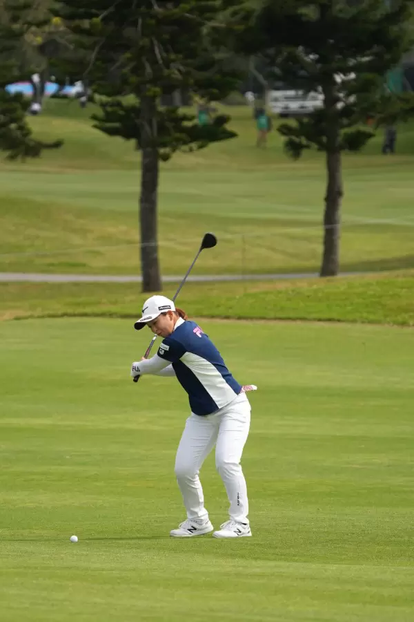 西郷真央のフェアウェイウッドスイング（斜め前方）連続写真【2022年ダイキンオーキッドレディスゴルフトーナメント】