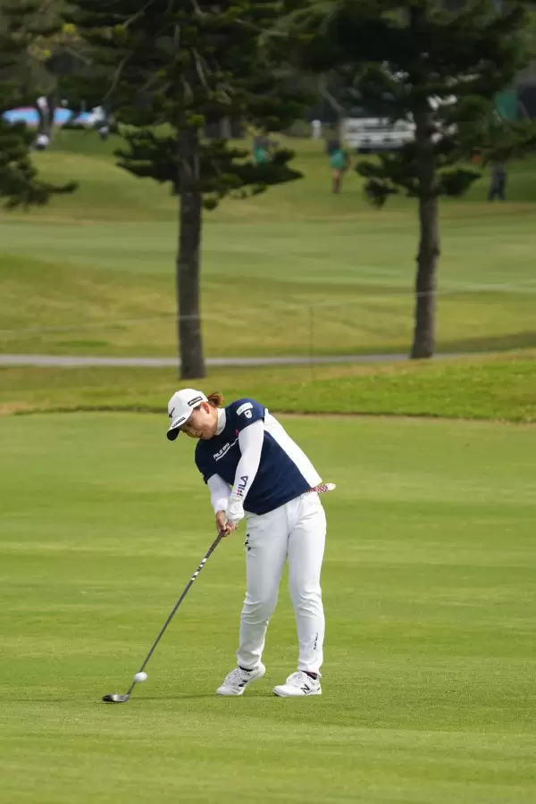 西郷真央のフェアウェイウッドスイング（斜め前方）連続写真【2022年ダイキンオーキッドレディスゴルフトーナメント】