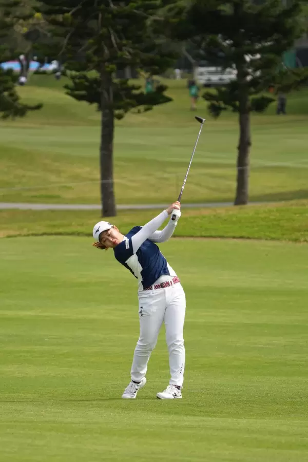 西郷真央のフェアウェイウッドスイング（斜め前方）連続写真【2022年ダイキンオーキッドレディスゴルフトーナメント】