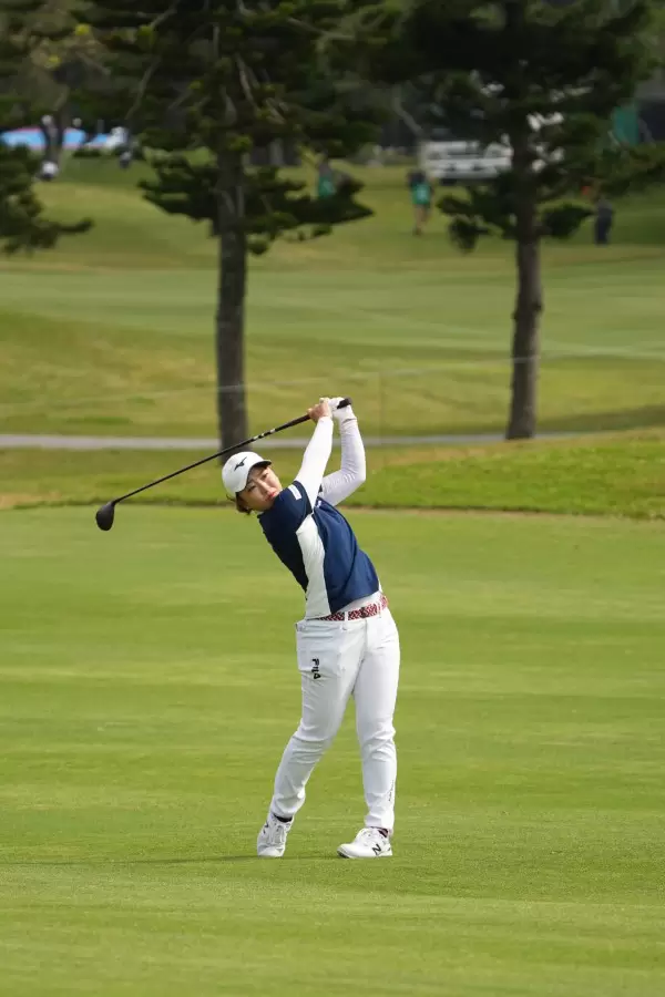 西郷真央のフェアウェイウッドスイング（斜め前方）連続写真【2022年ダイキンオーキッドレディスゴルフトーナメント】