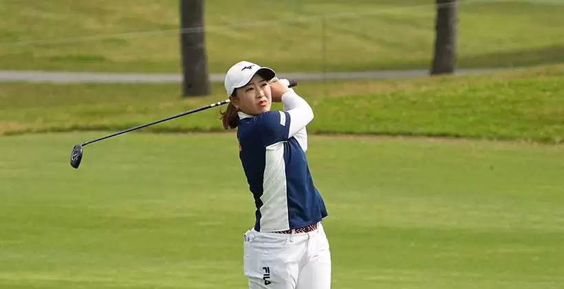 西郷真央のフェアウェイウッドスイング（斜め前方）連続写真【2022年ダイキンオーキッドレディスゴルフトーナメント】