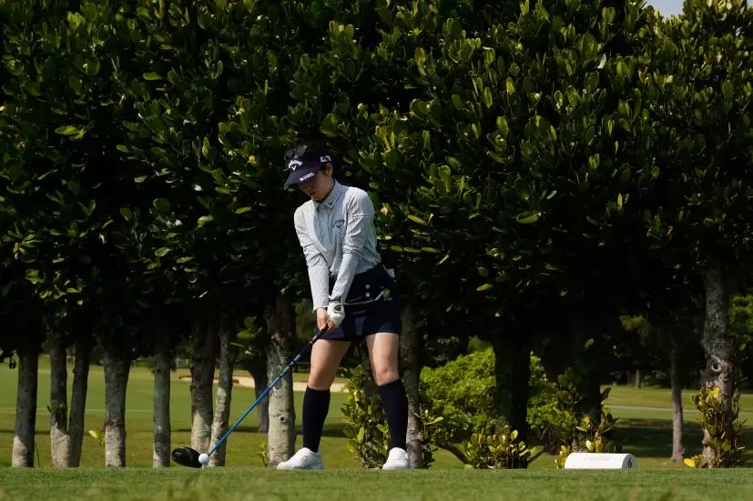 西村優菜のドライバースイング（斜め前方）連続写真【2022年ダイキンオーキッドレディスゴルフトーナメント】