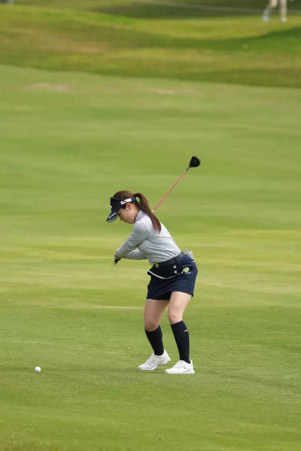 西村優菜のフェアウェイウッドスイング（斜め前方）連続写真【2022年ダイキンオーキッドレディスゴルフトーナメント】