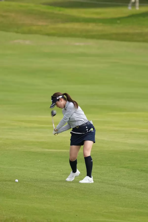 西村優菜のフェアウェイウッドスイング（斜め前方）連続写真【2022年ダイキンオーキッドレディスゴルフトーナメント】