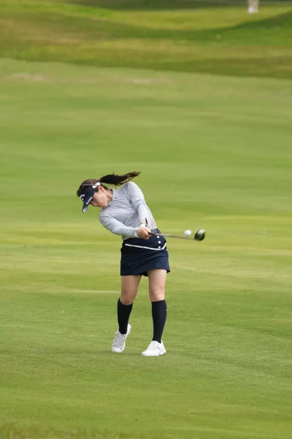 西村優菜のフェアウェイウッドスイング（斜め前方）連続写真【2022年ダイキンオーキッドレディスゴルフトーナメント】