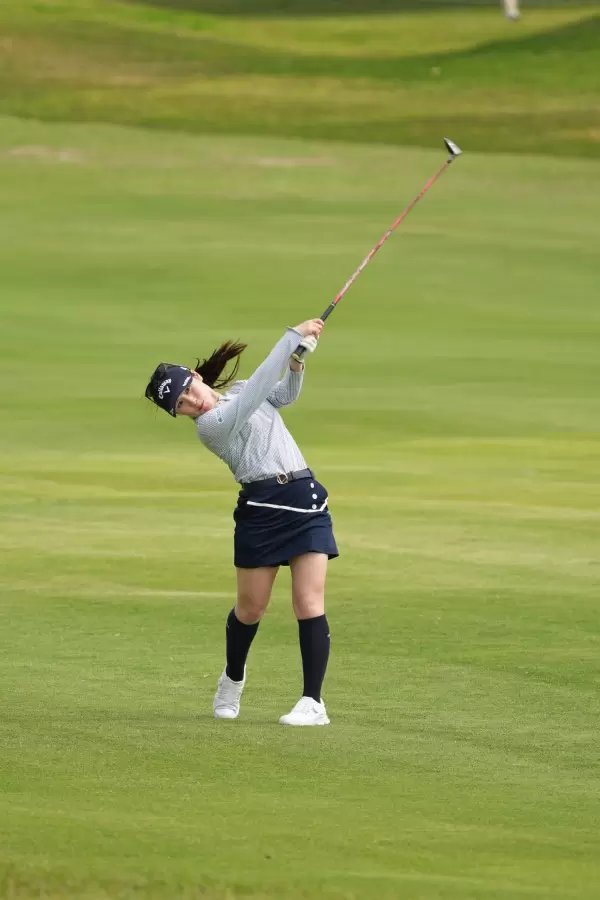 西村優菜のフェアウェイウッドスイング（斜め前方）連続写真【2022年ダイキンオーキッドレディスゴルフトーナメント】