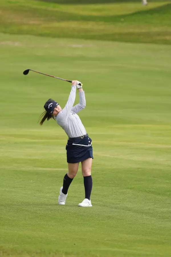 西村優菜のフェアウェイウッドスイング（斜め前方）連続写真【2022年ダイキンオーキッドレディスゴルフトーナメント】
