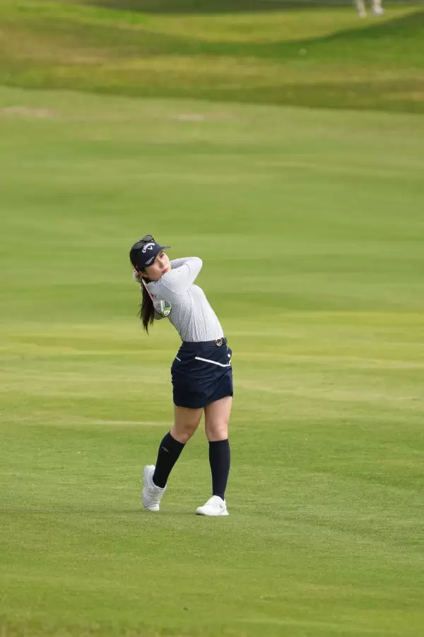 西村優菜のフェアウェイウッドスイング（斜め前方）連続写真【2022年ダイキンオーキッドレディスゴルフトーナメント】