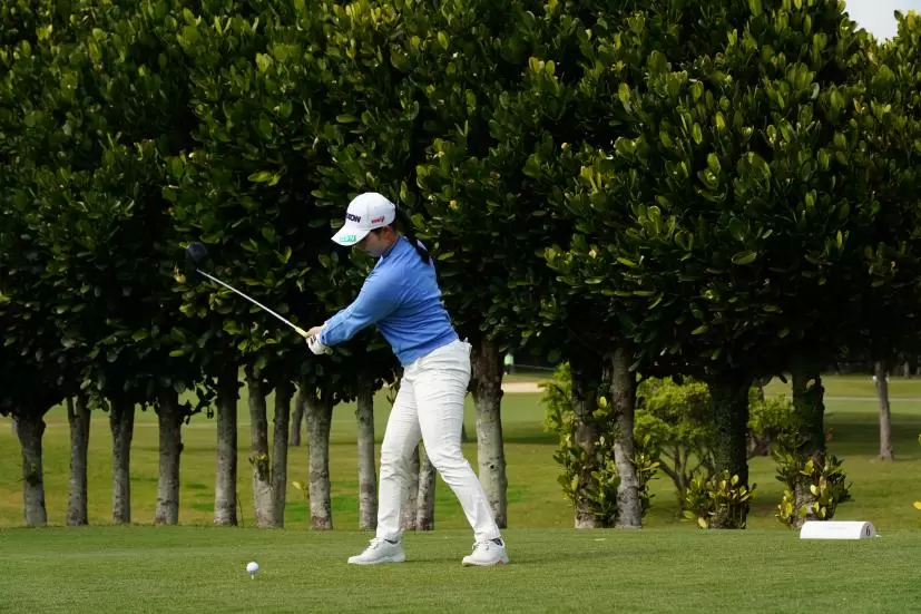 小祝さくらのドライバースイング（斜め前方）連続写真【2022年ダイキンオーキッドレディスゴルフトーナメント】