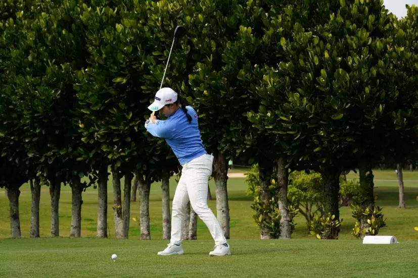 小祝さくらのドライバースイング（斜め前方）連続写真【2022年ダイキンオーキッドレディスゴルフトーナメント】