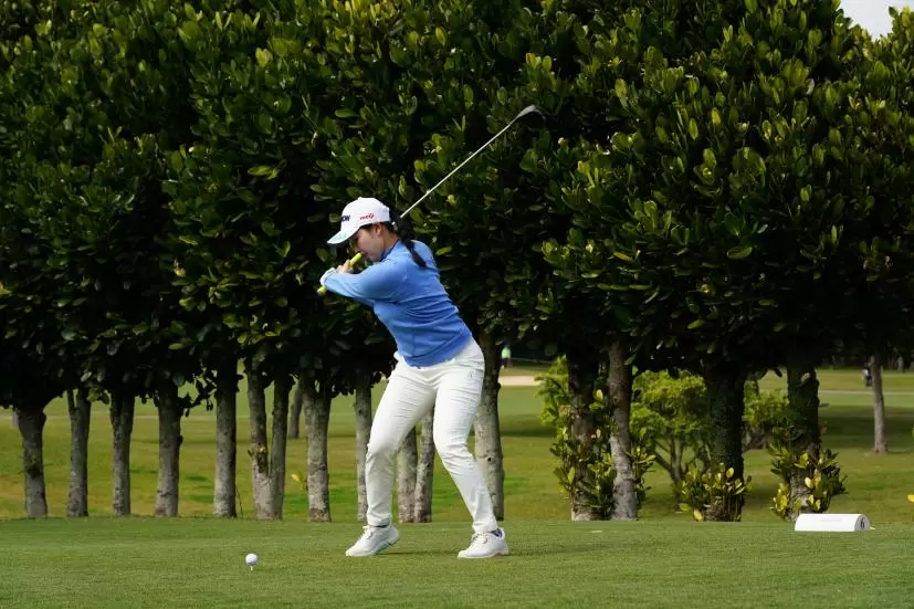 小祝さくらのドライバースイング（斜め前方）連続写真【2022年ダイキンオーキッドレディスゴルフトーナメント】