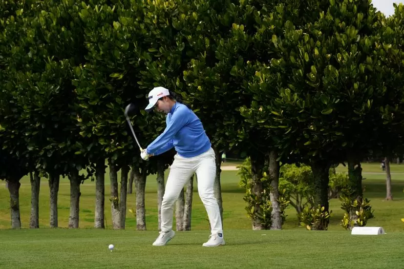 小祝さくらのドライバースイング（斜め前方）連続写真【2022年ダイキンオーキッドレディスゴルフトーナメント】