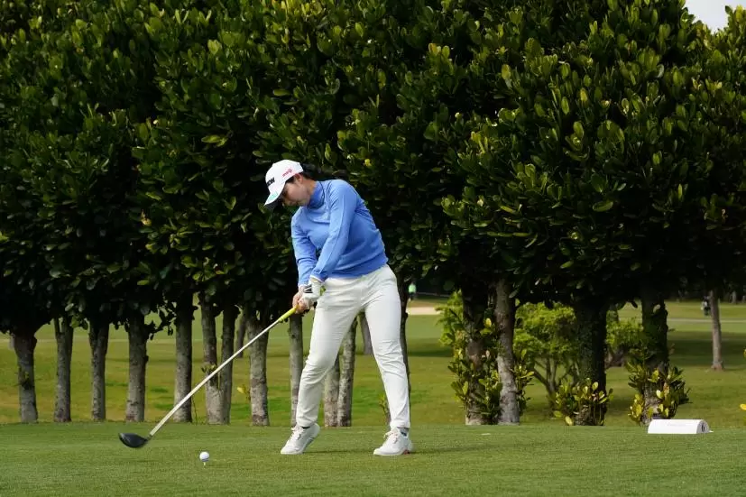 小祝さくらのドライバースイング（斜め前方）連続写真【2022年ダイキンオーキッドレディスゴルフトーナメント】