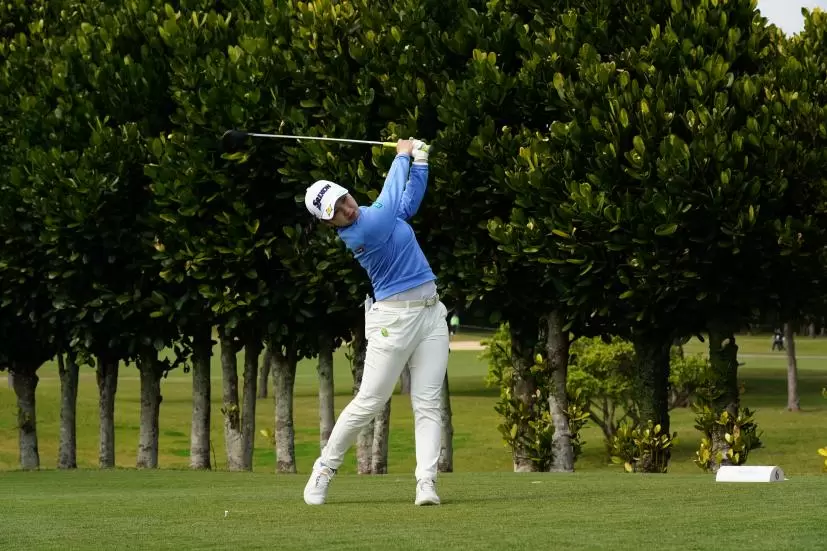 小祝さくらのドライバースイング（斜め前方）連続写真【2022年ダイキンオーキッドレディスゴルフトーナメント】