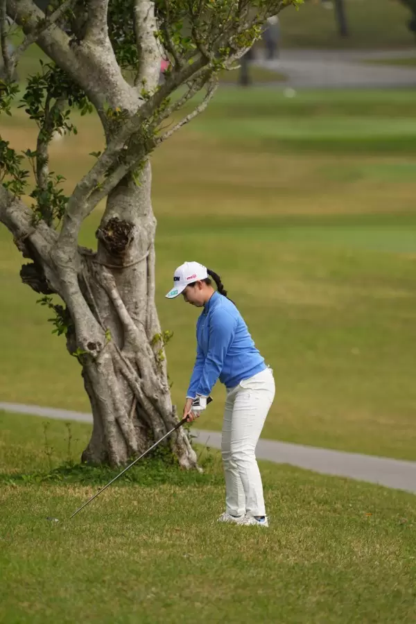 小祝さくらのフェアウェイウッドスイング（ラフ）連続写真【2022年ダイキンオーキッドレディスゴルフトーナメント】