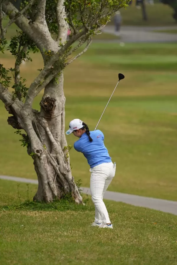 小祝さくらのフェアウェイウッドスイング（ラフ）連続写真【2022年ダイキンオーキッドレディスゴルフトーナメント】