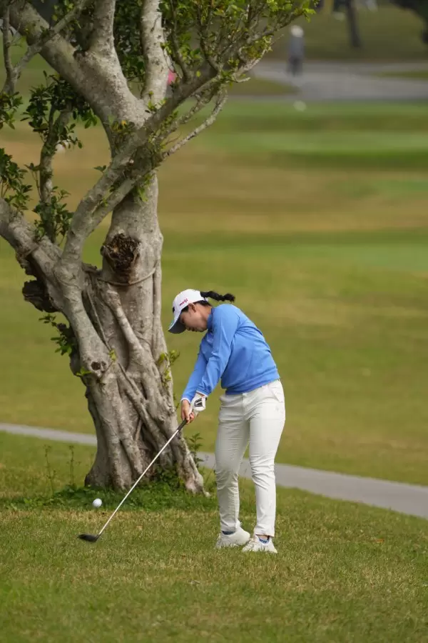 小祝さくらのフェアウェイウッドスイング（ラフ）連続写真【2022年ダイキンオーキッドレディスゴルフトーナメント】