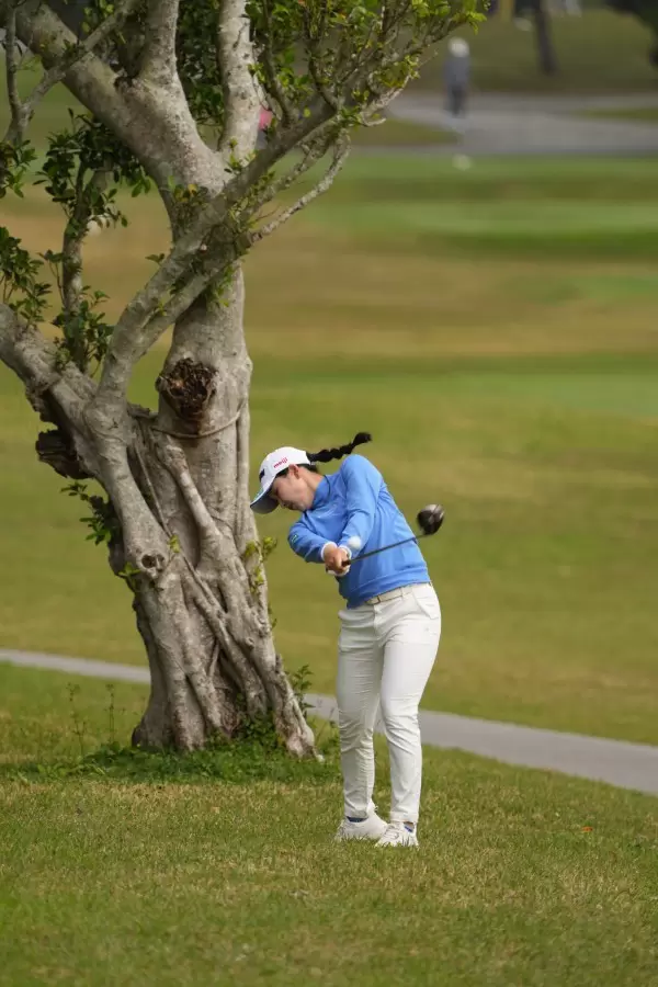 小祝さくらのフェアウェイウッドスイング（ラフ）連続写真【2022年ダイキンオーキッドレディスゴルフトーナメント】