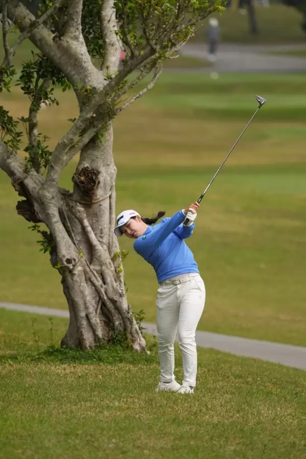 小祝さくらのフェアウェイウッドスイング（ラフ）連続写真【2022年ダイキンオーキッドレディスゴルフトーナメント】