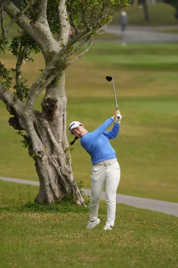 小祝さくらのフェアウェイウッドスイング（ラフ）連続写真【2022年ダイキンオーキッドレディスゴルフトーナメント】