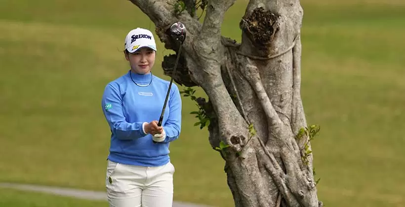 小祝さくらのフェアウェイウッドスイング（ラフ）連続写真【2022年ダイキンオーキッドレディスゴルフトーナメント】