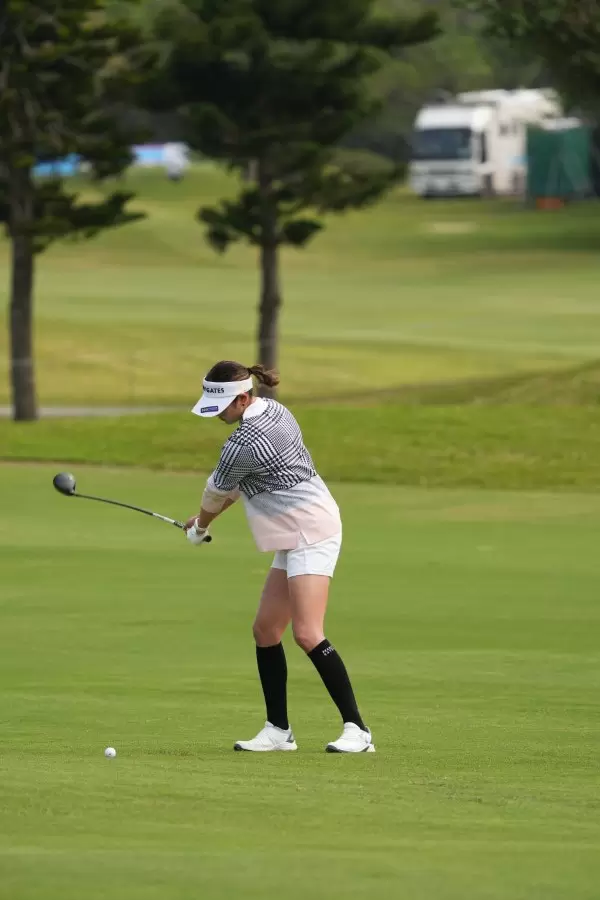 原英莉花のフェアウェイウッドスイング（斜め前方）連続写真【2022年ダイキンオーキッドレディスゴルフトーナメント】