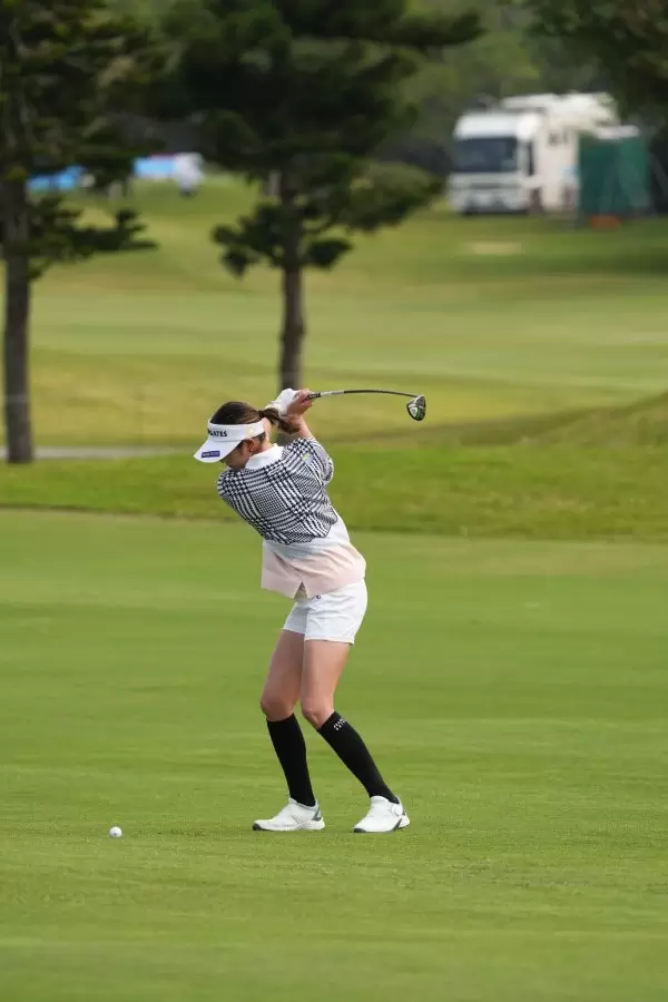 原英莉花のフェアウェイウッドスイング（斜め前方）連続写真【2022年ダイキンオーキッドレディスゴルフトーナメント】