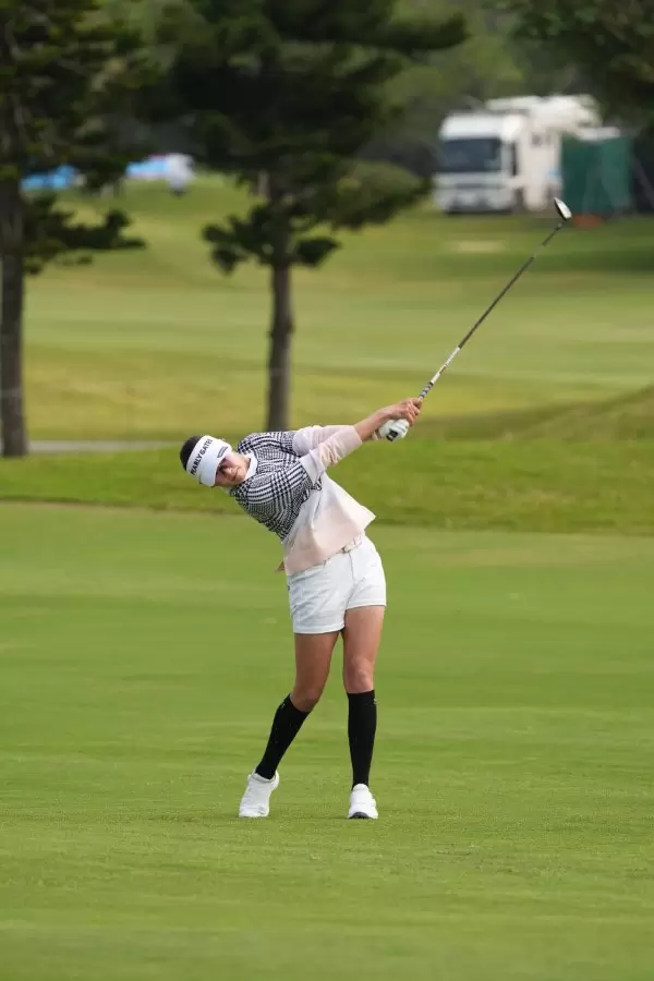 原英莉花のフェアウェイウッドスイング（斜め前方）連続写真【2022年ダイキンオーキッドレディスゴルフトーナメント】