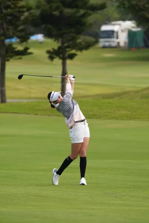 原英莉花のフェアウェイウッドスイング（斜め前方）連続写真【2022年ダイキンオーキッドレディスゴルフトーナメント】