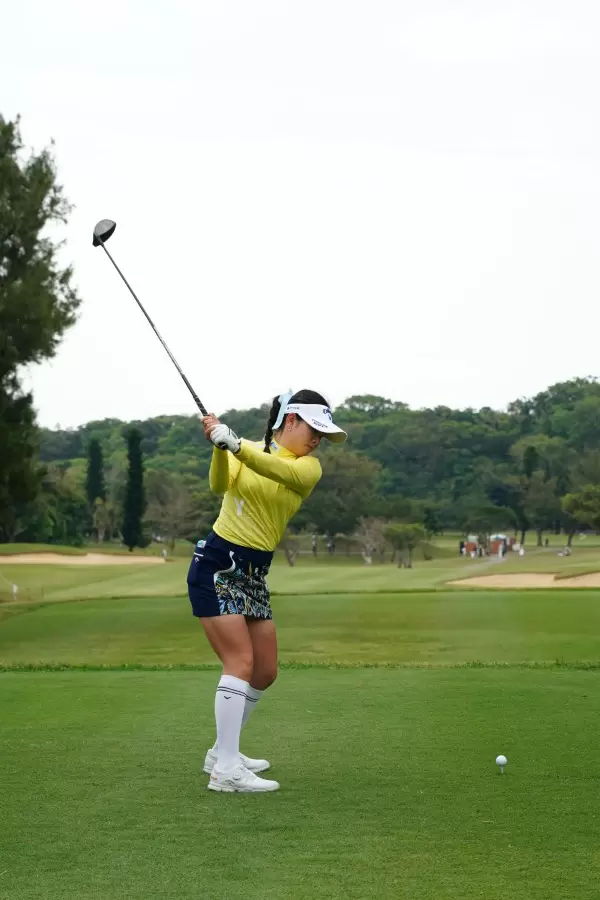 河本結のドライバースイング（後方）連続写真【2022年ダイキンオーキッドレディスゴルフトーナメント】