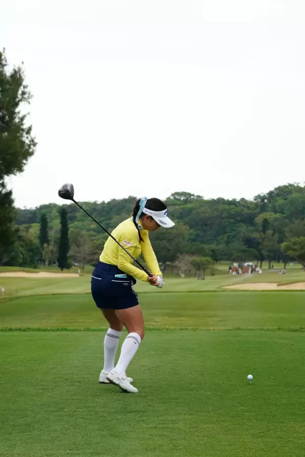 河本結のドライバースイング（後方）連続写真【2022年ダイキンオーキッドレディスゴルフトーナメント】