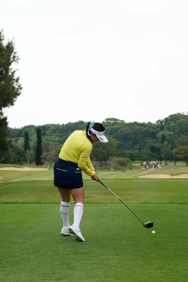 河本結のドライバースイング（後方）連続写真【2022年ダイキンオーキッドレディスゴルフトーナメント】