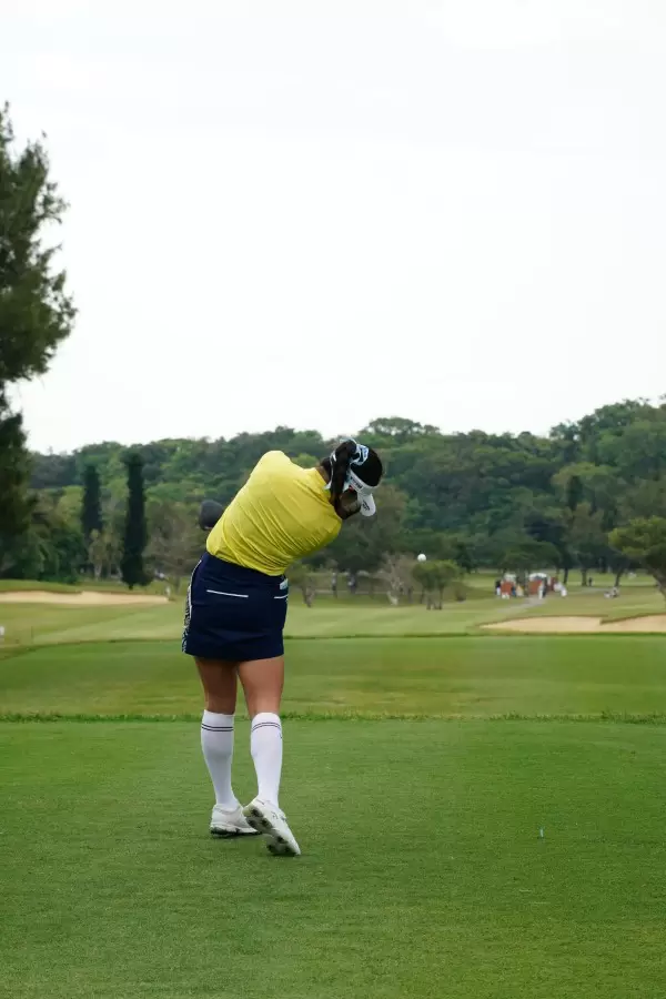 河本結のドライバースイング（後方）連続写真【2022年ダイキンオーキッドレディスゴルフトーナメント】