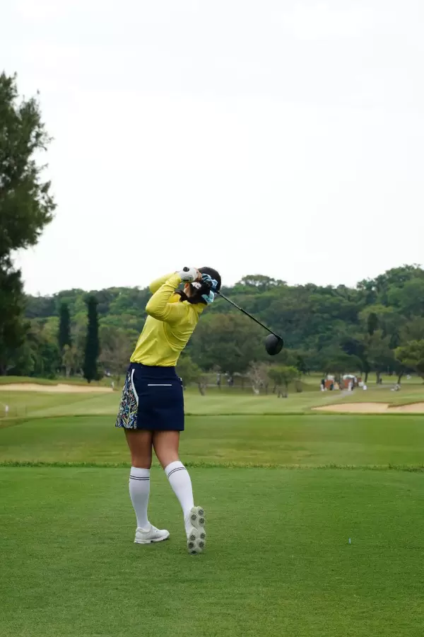 河本結のドライバースイング（後方）連続写真【2022年ダイキンオーキッドレディスゴルフトーナメント】