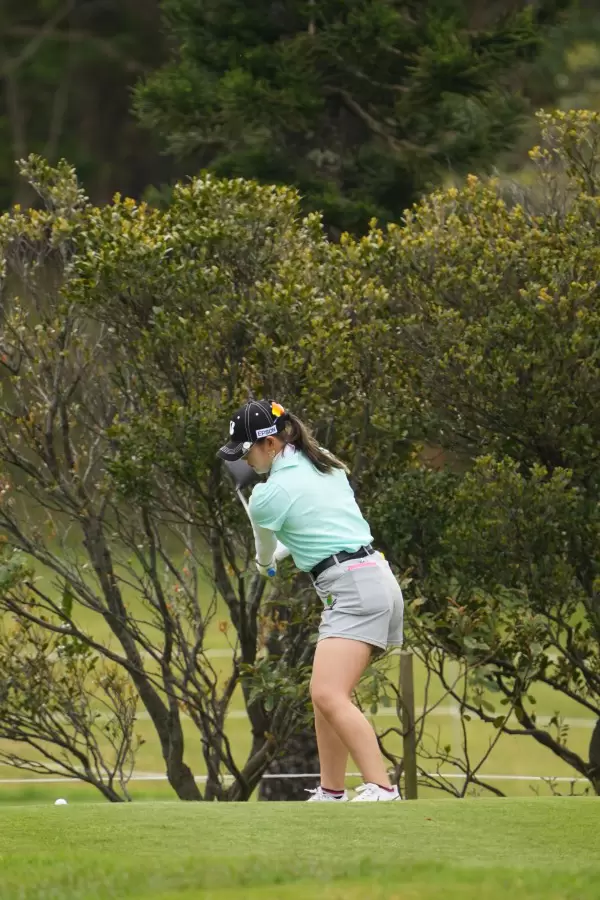 吉田優利のドライバースイング（斜め前方）連続写真【2022年ダイキンオーキッドレディスゴルフトーナメント】