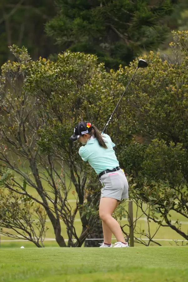吉田優利のドライバースイング（斜め前方）連続写真【2022年ダイキンオーキッドレディスゴルフトーナメント】